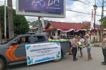 Polda Maluku gelar  pasar murah tiga ton beras SPHP terjual habis