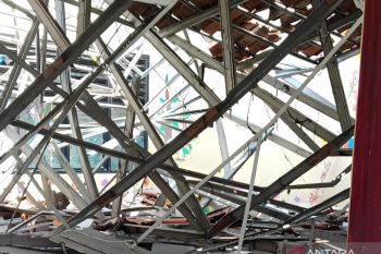 Atap sekolah di Tangerang ambruk, dua orang siswa terluka