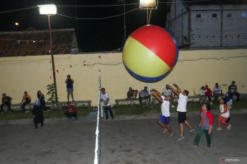 Lomba Agustusan voli bola raksasa