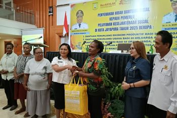 Pemkot Jayapura serahkan bantuan bagi pemerlu pelayanan kesejahteraan sosial