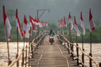 FOTO - Pemasangan bendera Merah Putih di Jembatan Sesek Bantul