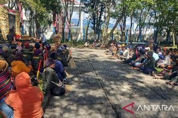 DLH Jayawijaya bagi 250 perlengkapan kebersihan kepada petugas