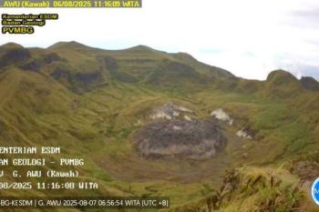 Warga diminta tidak memasuki radius tiga kilometer Gunung Awu Sangihe