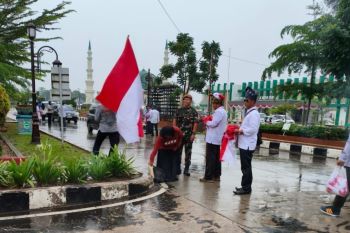 Kesbangpol Dumai dan Forum Kesukuan bagikan ribuan Bendera Merah Putih