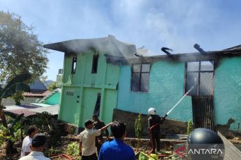 Personel gabungan memadamkan kebakaran rumah di Labuan Bajo