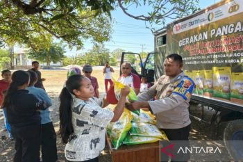 Polairud Polda NTT jual dua  ton beras melalui gerakan pangan murah