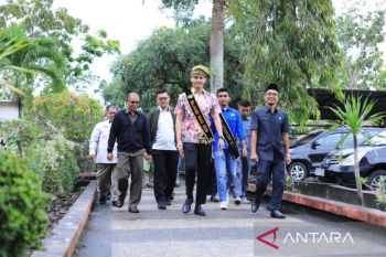 Bawa pulang mahkota Bujang Riau 2025, Rafly disambut meriah di Meranti