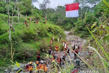 Pengibaran bendera merah putih di atas sungai kaki Gunung Merapi