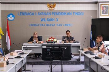 LLDIKTI Wilayah X serahkan sembilan SK kepada PTS di Sumatera Barat dan Jambi
