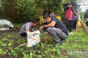 Petugas Lapas Banda kerja bakti bersihkan situs bersejarah sambut HUT Ke-80 RI