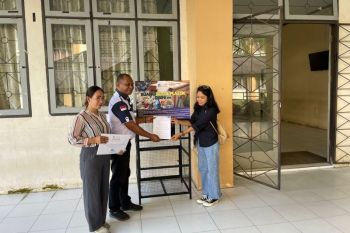 PLN Maluku dan komunitas MCC serahkan 5 drop boks botol plastik untuk sekolah