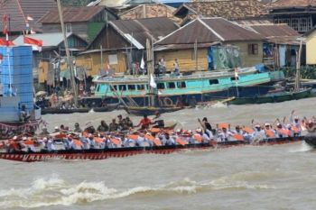 Polrestabes Palembang amankan lalu lintas pada festival perahu bidar di Sungai Musi