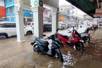Sejumlah titik jalan di Kota Tanjungpinang terendam banjir