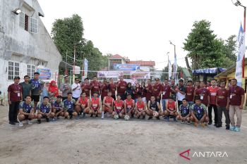 Warga Pariaman semarakkan peringatan HUT RI dengan turnamen voli