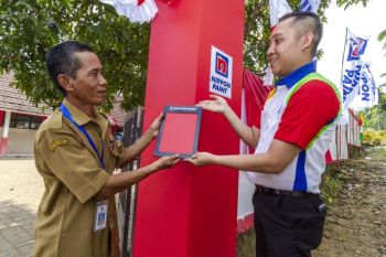 Nippon Paint sambut Hari Kemerdekaan ke-80 RI dengan cat kapal dan gapura masyarakat
