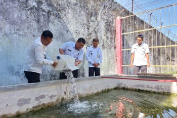 Monev Kakanwil Ditjenpas Sumbar tabur benih 1.500 ekor ikan lele di Rutan Lubuk Sikaping