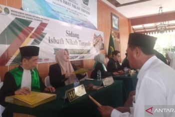 Pemkab Bekasi menikahkan 63 pasangan peringati hari jadi ke-75