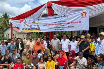 Wagub Vasko Ruseimy tinjau kondisi jembatan sementara di Nagari Koto Rawang, Pesisir Selatan