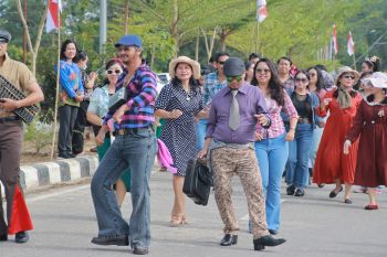 Festival busana 1980-an meriahkan HUT Ke-80 RI di Bengkayang
