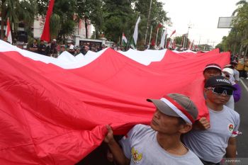 Kirab merah putih raksasa HUT RI