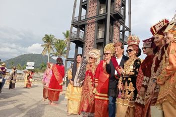 Yayasan Uma Nusantara lakukan parade baju adat di SRG