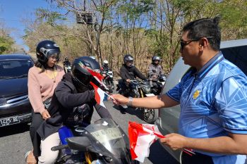 Personel Lanud El Tari membagikan 8.000 bendera sambut HUT RI