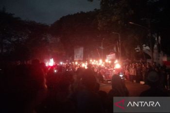 Semarak pawai obor HUT Ke-80 RI terangi jalanan Kota Serang