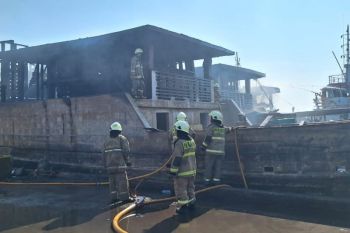 5 kapal nelayan terbakar di perairan dermaga Muara Baru Jakarta Utara