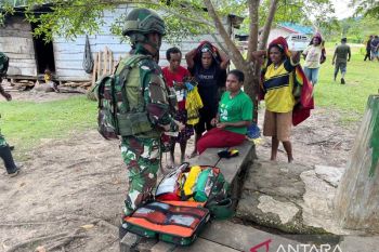 Satgas 521/DY bagi pakaian layak pakai perkuat semangat kebangsaan