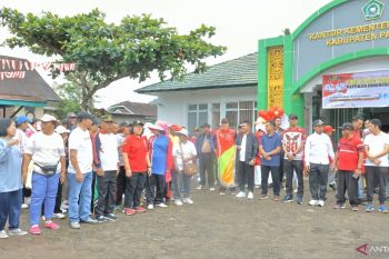 Ribuan warga padati jalan sehat kerukunan beragama sambut HUT RI ke-80 di Pasaman