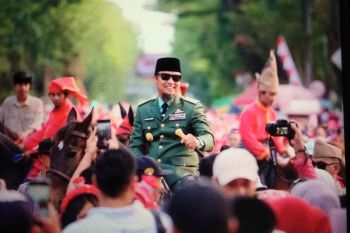 Puluhan ribu peserta mengikuti Kirab Karnaval HUT ke-80 RI di Makassar