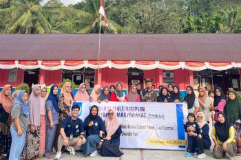 Tim PKM UNP edukasi warga Maek atasi nyeri bahu lewat teknik Towel Exercise