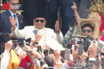 Prabowo berjoget ikuti alunan lagu "Tabola Bale" di Istana Merdeka