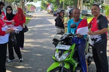 Disarpustaka Kapuas bagikan ratusan Bendera Merah Putih kepada masyarakat