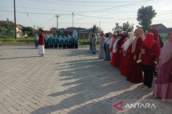 Desa di Boyolali libatkan orang tua menjadi petugas upacara HUT RI