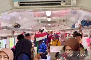 KAI Divre II Sumbar ajak pelanggan rayakan HUT ke-80 RI di atas kereta api