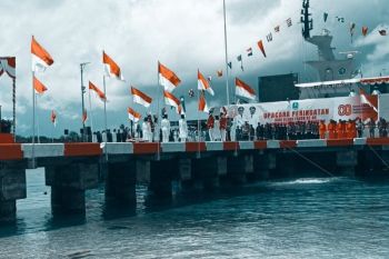Pengibaran bendera Merah Putih HUT RI Biak bersamaan di bawah laut