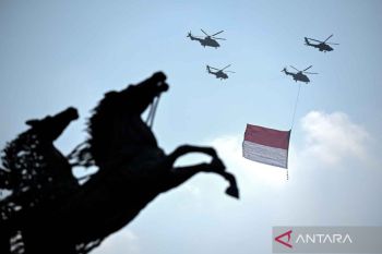 Bendera Merah Putih diterbangkan ke angkasa pada perayaan HUT RI