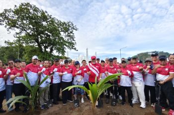 Bersama Pimpinan Instansi Vertikal, PLN Sumbar hijaukan pesisir Pantai Padang
