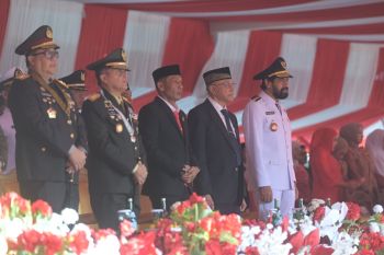Ketua DPRA baca proklamasi teks proklamasi dalam upacara HUT ke 80 RI di Blang Padang
