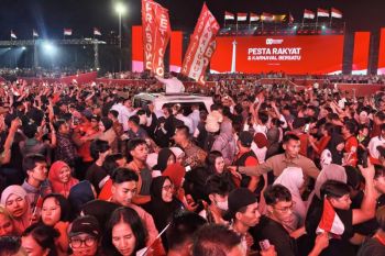 Prabowo berbaur di tengah kerumunan massa Pesta Rakyat Monas
