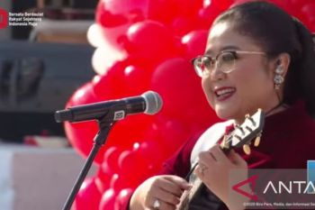 Endah Laras menyanyi dengan iringan musik keroncong di perayaan HUT RI