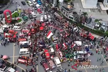 Ribuan relawan-warga Samarinda  khidmat kibarkan merah putih