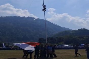 Bocah SDN 1 Waymuli panjat tiang bendera agar merah putih tetap berkibar