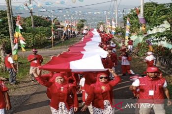 Warga Lamsel bentangkan bendera Merah Putih 80 meter untuk rayakan HUT RI
