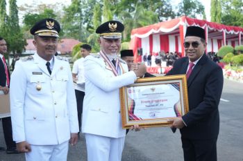 Tiga tokoh dianugerahi penghargaan oleh Pemprov Sumbar pada Momentum HUT ke-80 RI
