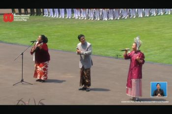 Lagu &ldquo;Berkibarlah Bendera Negeriku&rdquo; dinyanyikan di Istana Merdeka