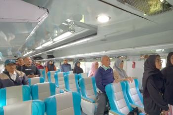 Daop 9 Jember ajak penumpang menyanyikan lagu kebangsaan di dalam kereta