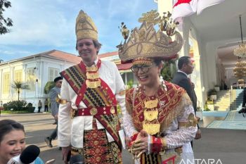 Wamen Stella bagi-bagi hadiah saat Karnaval Kemerdekaan RI