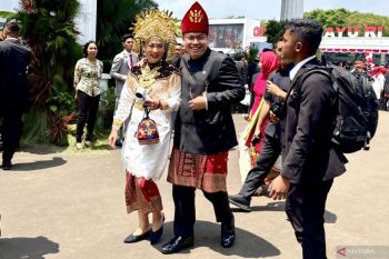 Wamen-wamen duduk bersama masyarakat saat upacara, ini maknanya